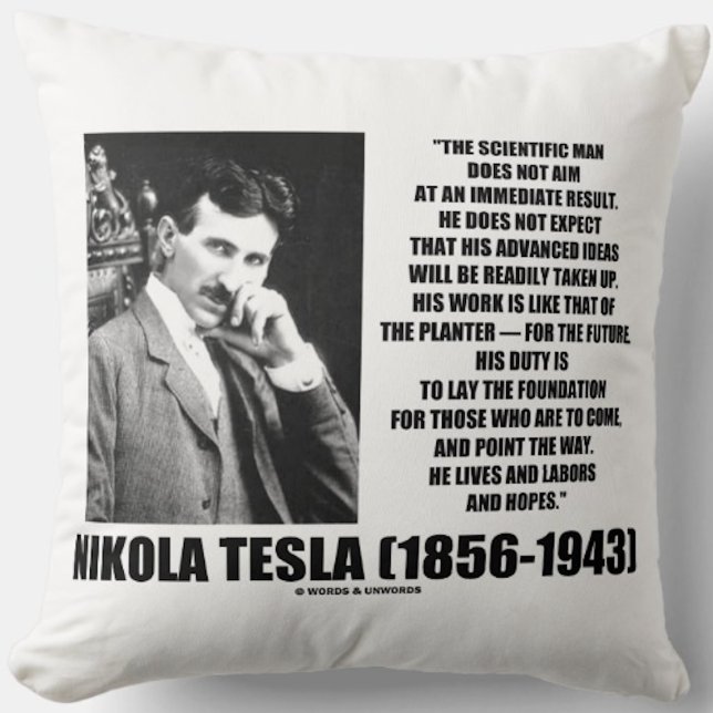 Almofada Nikola Tesla Scientific Man Não Tem Imediato (Inspirational Nikola Tesla quote for anyone who does not expect an immediate result from one's work)