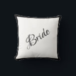 Almofada Noiva Black Script Chic Wedding<br><div class="desc">Um belo roteiro preto da Noiva e travesseiro para sua casa. Um presente de chá excelente. O presente de parabéns seria uma surpresa maravilhosa para a noiva. Excelente presente de casamento junto com travesseiro de noiva que oferecemos.</div>