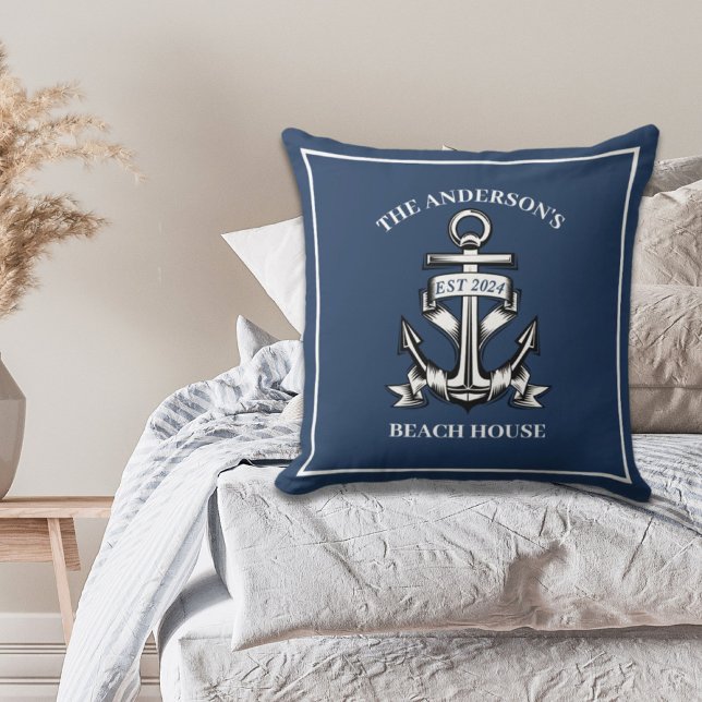 Almofada Nome da família de barcos náuticos da praia Anchor (Nautical Boat Beach House Anchor Family Name Est Throw Pillow)
