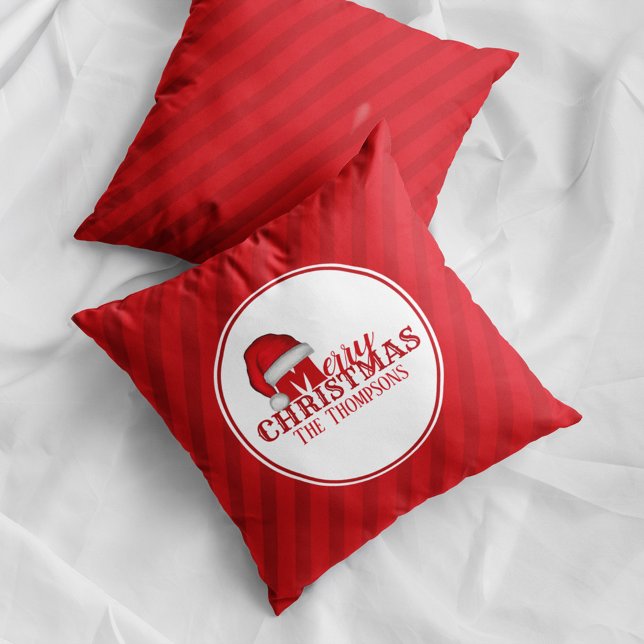 Almofada Nome da Família Feliz Natal Listrado de Vermelho (Red striped Merry Christmas pillow with Santa hat and personalized family name festive holiday decor)