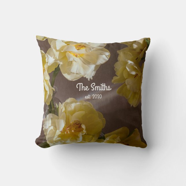 Almofada Nome da Família Floral Personalizado com Tulipas A (Frente)