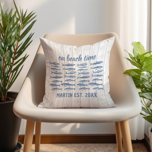 Almofada Nome da Família Horário da Praia Blue Sardines (Customizable sardine "On beach time" pillow. Personalized with your family name and established date)
