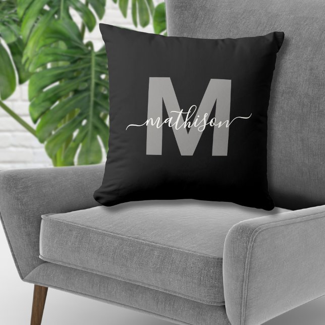 Almofada Nome de Família Monograma Preto e Branco Elegante (Elegant Black White Family Name Monogram Throw Pillow)