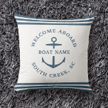 Almofada Nome do Barco Personalizado Moderno Bem-vindo a Bo<br><div class="desc">Travesseiro decorativo personalizado moderno e minimalista do nome do barco em azul empoeirado com listras náuticas e âncora lendo WELCOME ABOARD,  bem como nome da marina,  doca,  iate clube ou cidade.</div>