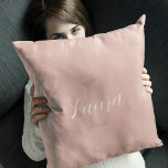 Almofada Nome do monograma feminino do script moderno cor-d<br><div class="desc">Simples e único monograma roxo,  cor-de-rosa empoeirado,  e nomeie um travesseiro decorativo personalizado com um script de assinatura chic branco.</div>