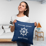 Almofada Nome do navio Náutico Navio Marinho de Helm Roda A<br><div class="desc">Seu nome pessoal de barco ou família com hélio náutico clássico de navio de roda na almofada de Travesseiro decorativo azul Marinho.</div>