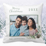 Almofada Nome do pinho branco da foto da família de Natal<br><div class="desc">Personalize e adicione sua própria foto de família. Um quadro verde decorado com um cone e um verde-pinheiro. Fundo branco elegante. Adicione seu nome de família e ano.</div>