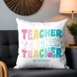 Almofada Nome Personalizado das Cores Modernas do Arco-Íris<br><div class="desc">O professor Modern Rainbow Colors Personalised Name Travesseiros decorativos apresenta o texto "Professor" na tipografia moderna do arco-íris,  repetindo script,  com seu nome personalizado abaixo. Perfeito para seu professor favorito para apreciação de professores,  aniversário,  Natal,  feriados e muito mais. Projetado pelo Evco Studio www.zazzle.com/store/evcostudio</div>