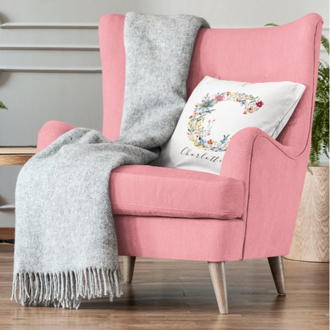 Almofada Nome Personalizado e Monograma Floral 'C' (Criador carregado)