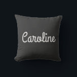 Almofada Nome Personalizado Nome do Script Branco Preto Mod<br><div class="desc">Este travesseiro decorativo personalizável apresenta um fundo preto com um nome de script branco na moda para um eterno e aparência moderna. Perfeito para adicionar um toque pessoal ao seu espaço, quarto ou escritório. Uma ideia de presente de excelente para quem ama a decoração minimalista com uma estética ousada e...</div>