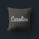Almofada Nome Personalizado Nome do Script Branco Preto Mod<br><div class="desc">Este travesseiro decorativo personalizável apresenta um fundo preto com um nome de script branco na moda para um eterno e aparência moderna. Perfeito para adicionar um toque pessoal ao seu espaço, quarto ou escritório. Uma ideia de presente de excelente para quem ama a decoração minimalista com uma estética ousada e...</div>