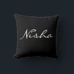 Almofada Nome personalizado preto e branco<br><div class="desc">Travesseiros decorativos modernos e elegantes. Personalize-o com o nome de sua escolha. Altere a cor de fundo ou deixe-a preta.</div>