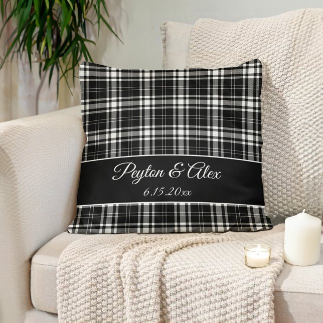 Almofada Nome Personalizado Xadrez Buffalo Preto e Branco  (Personalized names/established date black white checkered, buffalo plaid pillow)