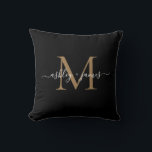 Almofada Nomes de casamento com monograma preto elegante em<br><div class="desc">Almofada chic com monograma personalizado com seus nomes e monograma em letra cursiva manuscrita elegante em branco e tipografia moderna em dourado sobre um fundo preto. Basta adicionar seus nomes e monograma. Exclusivamente desenhado para você pelo Happy Dolphin Studio. Se precisar de ajuda ou produtos correspondentes, entre em contato conosco...</div>