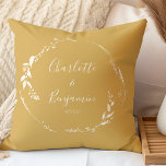 Almofada Nomes de Casamento de Script Personalizado Botânic<br><div class="desc">Dusty Yellow Floral Wreath Monograma Nomes Personalizados e Travesseiro decorativo de Caligrafia de Script de Data de Casamento</div>
