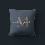 Almofada Nomes de Cunho de Ouro Elegante Casamento Azul<br><div class="desc">Almofada chic com monograma personalizado com seus nomes e monograma em caligrafia elegante manuscrita em marfim e tipografia moderna dourada em um fundo azul escuro. Basta adicionar seus nomes e monograma. Exclusivamente projetado para você pelo Happy Dolphin Studio. Se precisar de ajuda ou produtos correspondentes, entre em contato conosco em...</div>
