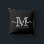 Almofada Nomes de Guarda-Guarda-Casada do Monograma Branco<br><div class="desc">Preto personalizado, branco, cinza, cinza personalizado de monograma, travesseiro de manutenção de casamento. Um presente perfeito para a noiva e noiva, com os nomes da noiva e do noivo, data inicial e de casamento. Personalize o monograma da família, os nomes dos recém-casados e a data da sua cerimônia de casamento,...</div>