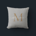 Almofada Nomes de Monograma de Ouro Elegante Casamento Cinz<br><div class="desc">Almofada chic com monograma personalizado com seus nomes e monograma em caligrafia manuscrita elegante em branco e tipografia moderna em ouro sobre um fundo cinza. Basta adicionar seus nomes e monograma. Exclusivamente projetado para você pelo Happy Dolphin Studio. Se precisar de ajuda ou produtos correspondentes, entre em contato conosco em...</div>
