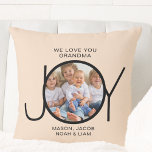 Almofada Nomes personalizados de netos Foto Vovó<br><div class="desc">Este travesseiro decorativo simples e na moda para sua avó é decorado com a palavra JOY e diz "We Love You Avó" em um fundo creme. Facilmente personalizável com sua foto e nomes de netos. Faz um presente perfeito para a vovó.</div>