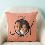 Almofada Nomes personalizados de netos Foto Vovó<br><div class="desc">Este simples e na moda travesseiro decorativo de fotos para sua avó é decorado com a palavra JOY e diz "We Love You Avó" em um fundo de terracota. Facilmente personalizável com sua foto e nomes de netos. Faz um presente perfeito para a vovó.</div>