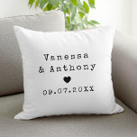 Almofada Nomes Personalizados e Aniversário de Casamento de<br><div class="desc">Crie seu próprio presente de aniversário de casamento personalizado com nomes personalizados e data na tipografia da máquina de escrever.</div>
