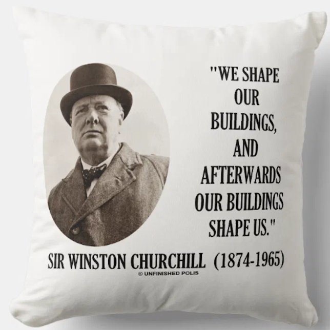 Almofada Nós moldamos nossa citação Winston Churchill (Self-reflection on places and human nature is alive and well on this Churchill quote throw pillow)