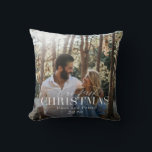 Almofada nossa primeira foto de Natal com script moderno em<br><div class="desc">almofada de fotografia com 'nosso primeiro natal' em texto de letra estilosa sobre a fotografia e nomes escolhidos. isso faria um ótimo presente de natal ou adição elegante à sua decoração de feriado. as cores podem ser alteradas para combinar com sua decoração. parte de uma coleção.</div>