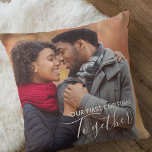 Almofada Nossa primeira foto personalizada de Natal junto<br><div class="desc">Lembre-se do seu primeiro Natal juntos como um casal ou família com um travesseiro de fotos personalizado. O modelo de foto está configurado para você adicionar duas de suas fotos favoritas - uma na frente e outra no verso. A camada de texto na frente diz "Nosso Primeiro Natal Juntos" em...</div>