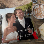 Almofada Nosso Primeiro Natal Casou Personalizado 2 Foto<br><div class="desc">Lembre-se do seu primeiro Natal como Sr. e Sra. com um travesseiro personalizado. O modelo de foto está preparado para você adicionar duas de suas fotos favoritas - talvez uma foto de casamento na frente e uma foto romântica no verso se você quiser usar o travesseiro o ano todo. A...</div>