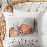 Almofada Nosso Primeiro Natal como Mãe e Pai Moderno Minima<br><div class="desc">Design é composto por tipografia quic moderna com sans serif e serif font. Adicione uma foto personalizada de bebê e ano.</div>