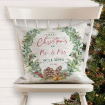 Almofada Nosso Primeiro Natal como Sr. e Sra. Rustic Pine W<br><div class="desc">Celebre seu Primeiro Natal Casado com este belo travesseiro decorativo de design de Natal festivo. Apresenta uma coroa aquática, constituída por morangos, cones de pinheiro e prigos, bagas vermelhas e sinos de bronze falsos, num fundo natural de latido de pássaros falsos. "Natal" e Sr. A & Sra." está impressa em...</div>