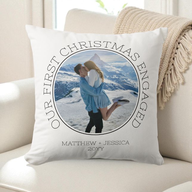 Almofada Nosso Primeiro Natal Engajados Simples Moderno 2 F (Our First Christmas Engaged SImple Modern 2 Photo Throw Pillow)