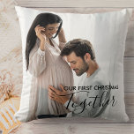 Almofada Nosso Primeiro Natal Juntos Personalizados 2 Foto<br><div class="desc">Lembre-se do seu primeiro Natal juntos como um casal ou família com um travesseiro de fotos personalizado. O modelo de foto está configurado para você adicionar duas de suas fotos favoritas - uma na frente e outra no verso. A camada de texto na frente diz "Nosso Primeiro Natal Juntos" em...</div>