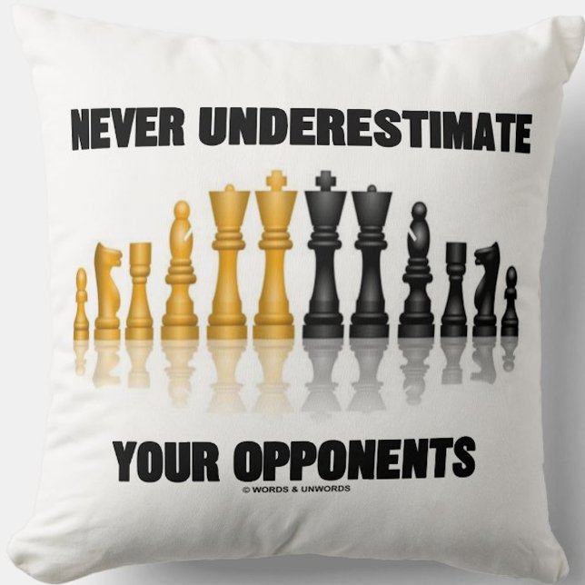 Almofada Nunca Subestime Sua Atitude De Xadrez Para Os Opon (Chess attitude throw pillow featuring the chess advice "Never Underestimate Your Opponents")