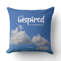 Nuvens Fluffy de Cotação Inspirativa num Céu Azul