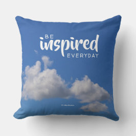 Almofada Nuvens Fluffy de Cotação Inspirativa num Céu Azul