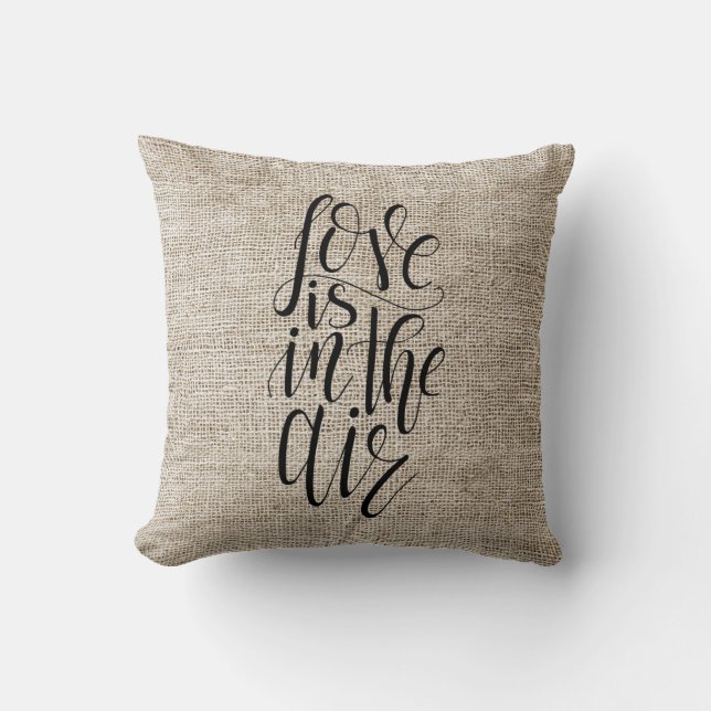 Almofada O Amor Está No Travesseiro decorativo Aéreo (Frente)