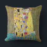 Almofada O Beijo de Gustav Klimt, Vintage Art Nouveau<br><div class="desc">O Beijo (Der Kuss) (1907/08) de Gustav Klimt é provavelmente a sua obra mais famosa. Klimt iniciou o seu trabalho em 1907 e é o ponto alto do seu chamado "Período Ouro". O Beijo é uma vintage Era Vitoriana Simbiolismo belo amor pela arte e pintura romântica apresentando um casal romântico...</div>