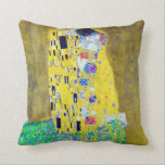 Almofada O Beijo, Gustav Klimt<br><div class="desc">Gustav Klimt (14 de julho de 1862 - 6 de fevereiro de 1918) era um pintor simbólico austríaco e um dos membros mais destacados do movimento Viena Secessão. Klimt é notado por suas pinturas, murais, esboços, e outros objetos de arte. Além de suas obras figurativas, que incluem alegorias e retratos,...</div>