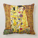 Almofada O Beijo, pintura de Gustav Klimt<br><div class="desc">A pintura de Gustav Klimt,  O Beijo,  travesseiro decorativo. VIRGINIA5050,  produtos e presentes personalizados em www.zazzle.com/virginia5050*,  COMPRO PAUL KLEE GIFT em www.zazzle.com/paulkleegiftshop*,  GIFTS INTERNACIONAIS em zazzle.com/InternationalGifts.</div>