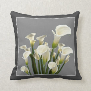 ALMOFADA O BRANCO CALLA MENTE BUQUÊ SOBRE CINZAS