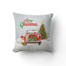 O carro vintage estacionou pela árvore de Natal e