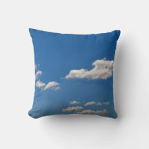 O céu é azul e as nuvens brancas estão passando