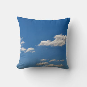 Almofada O céu é azul e as nuvens brancas estão passando