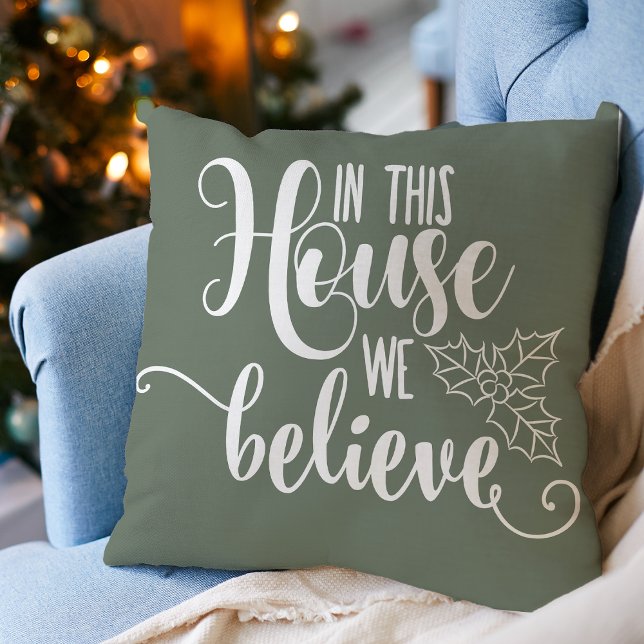 Almofada O Decor De Natal Nesta Assembleia Acreditamos (Christmas Home Decor In This House We Believe Throw Pillow)
