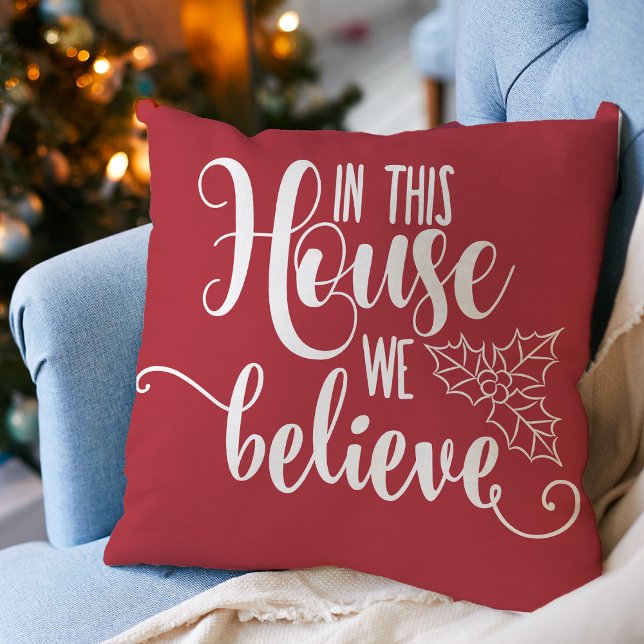 Almofada O Decor De Natal Nesta Assembleia Acreditamos (Christmas Home Decor In This House We Believe Throw Pillow)