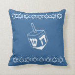 Almofada o MED AZUL & BRANCO, DREIDEL & as ESTRELAS<br><div class="desc">a ESTRELA DE DAVID azul e branca da GUARNIÇÃO da ESTRELA DE DAVID do travesseiro de Dreidel SUPORTA SOBRE pelo ~ SandyCloss~ de Sandy Closs do desenhista</div>