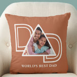 Almofada O melhor Dia de os pais personalizado do Pai do mu<br><div class="desc">O Travesseiro Fotográfico do Melhor Pai do Mundo é decorado com a palavra PAI em tipografia branca em um terracota,  fundo de ferrugem. Facilmente personalizável com sua foto. Faz um presente perfeito de Dia de os pais.</div>