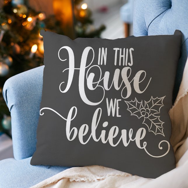 Almofada O Natal Nesta Assembleia Acreditamos Em Cinzas (Christmas In This House We Believe Gray Throw Pillow)