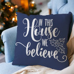 Almofada O Natal Nesta Assembleia Acreditamos Que O Marinho<br><div class="desc">Festivo "nesta casa acreditamos" travesseiro decorativo de decoração.</div>